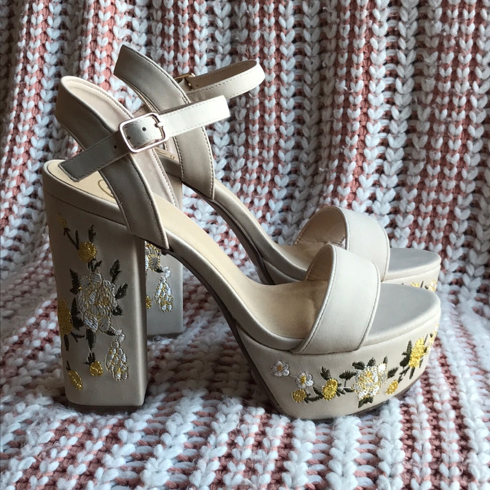 Charlotte Russe || Nude Chunky Heel